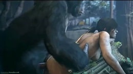 Шимпанзе и женщина отлично поразвлеклись в зоопарке